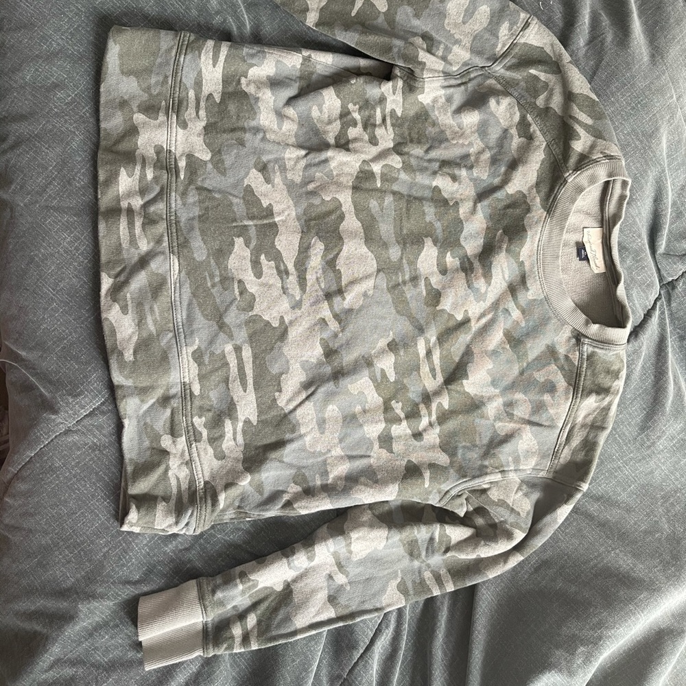 Universal thread camo crop sweatshirt